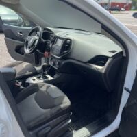 Jeep Cherokee Sport - Image 10