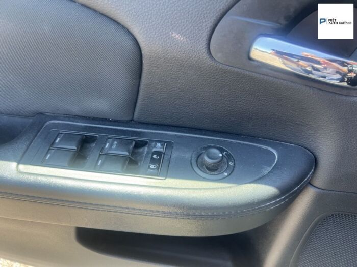 Chrysler 200 LX – Image 13