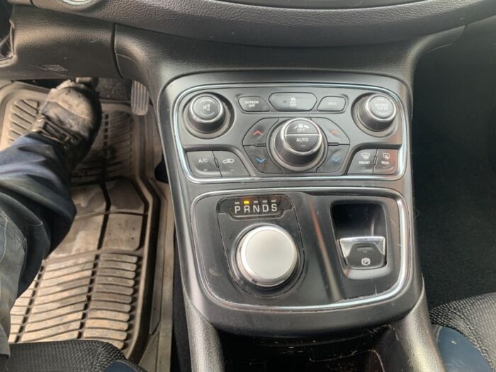 Chrysler 200 S – Image 14