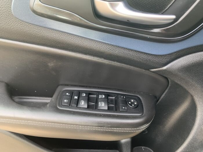 Chrysler 200 S – Image 13
