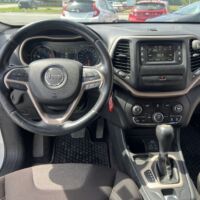 Jeep Cherokee Sport - Image 12