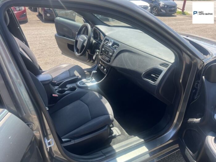 Chrysler 200 LX – Image 10