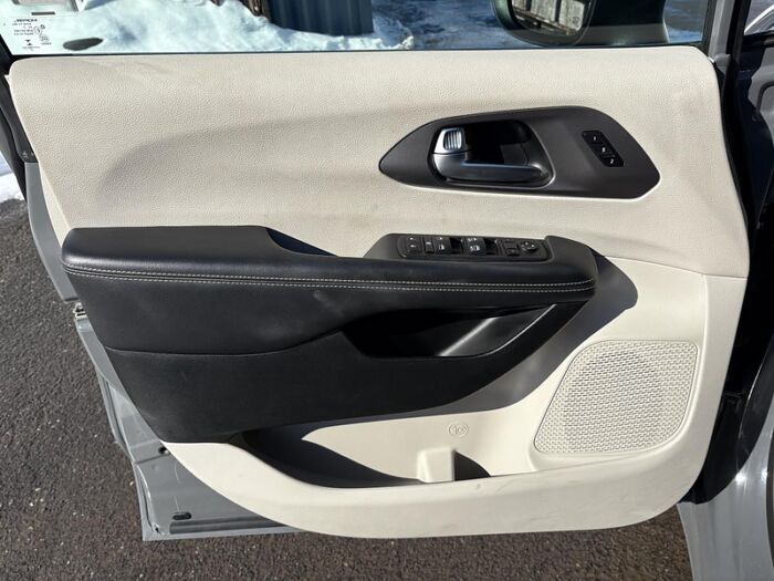 Chrysler Pacifica Touring L TA BLUETOOTH SIÈGES CHAUFFANT CAMÉRA – Image 25