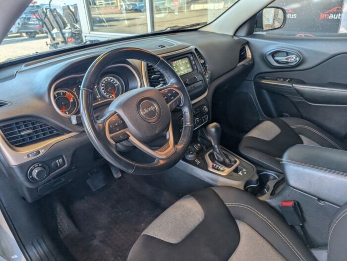 Jeep Cherokee Sport – Image 9