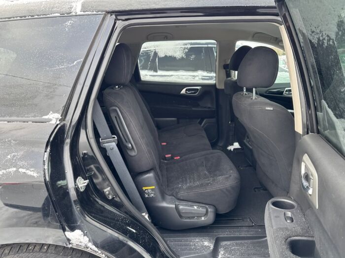 Nissan Pathfinder SV – Image 4