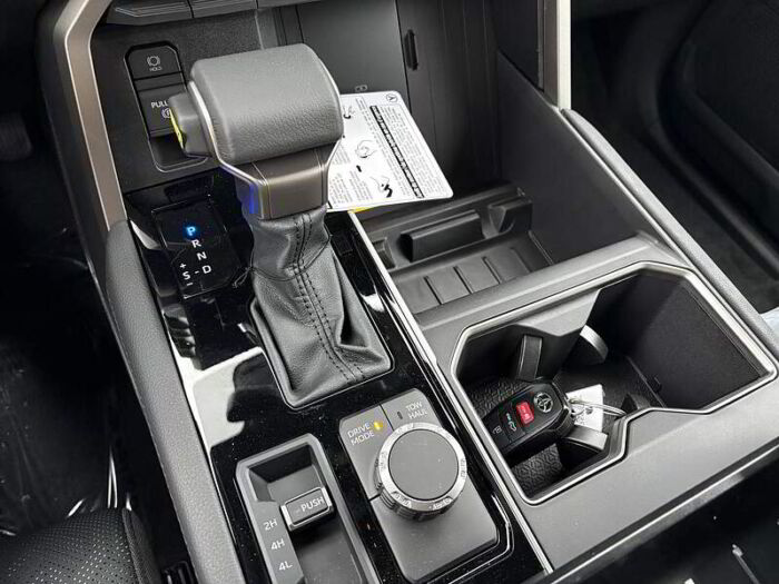 Toyota Tundra Hybrid 4x4 Crewmax Limited Long Bed – Image 17