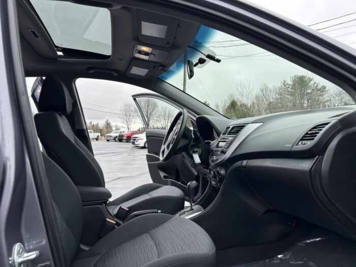 Hyundai Accent SE – Image 9