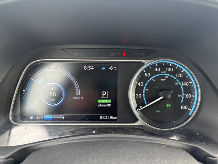 Nissan LEAF SV à hayon/CRIUSE ADAPTATIF/VOLANT CHAUFFANT/BAS M – Image 23