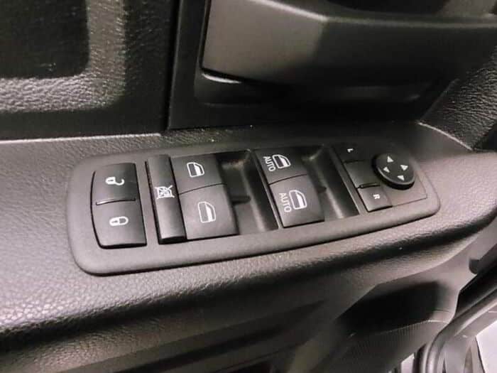 RAM 1500 Classic Express cabine d'équipe 4x4 caisse de 5 pi 7 po – Image 11