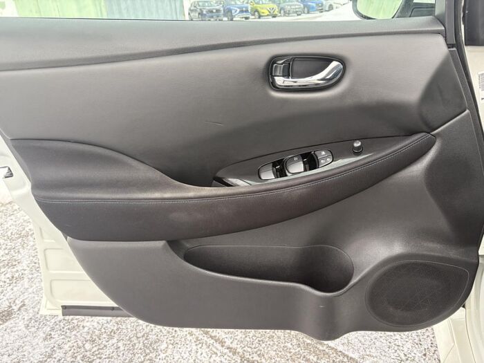 Nissan LEAF SV à hayon/CRIUSE ADAPTATIF/VOLANT CHAUFFANT/BAS M – Image 16