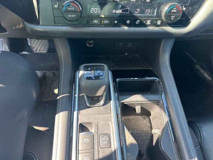 Nissan Pathfinder SL - Image 16