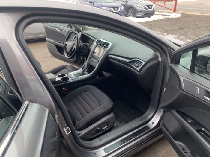 Ford Fusion SE – Image 9