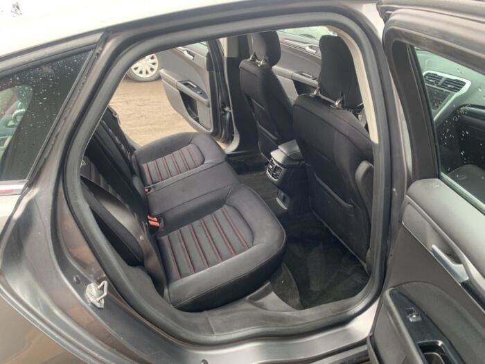 Ford Fusion SE – Image 10