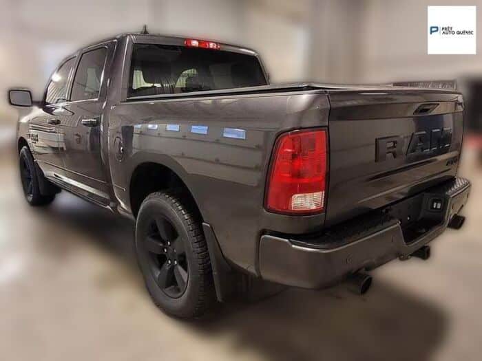 RAM 1500 Classic Express cabine d'équipe 4x4 caisse de 5 pi 7 po – Image 4