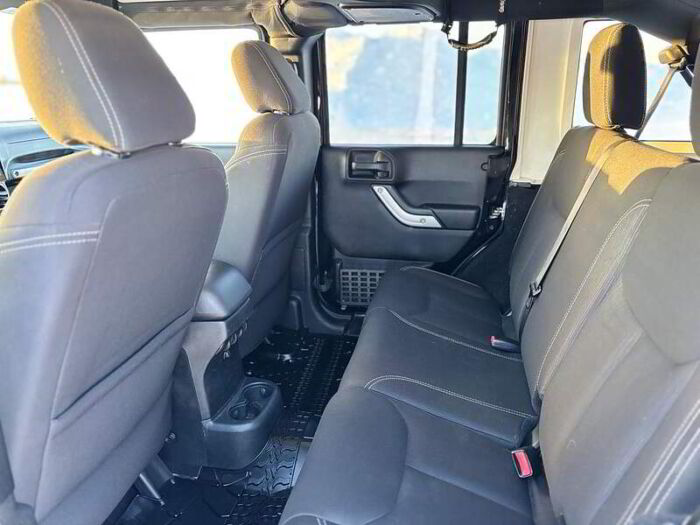 Jeep Wrangler Unlimited Modèle Sahara 4 portes traction intégrale - Image 19
