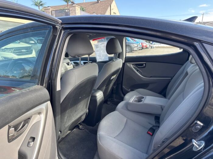 Hyundai Elantra GL – Image 11