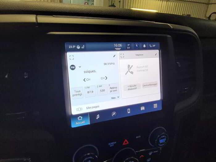 RAM 1500 Classic Express cabine d'équipe 4x4 caisse de 5 pi 7 po – Image 16