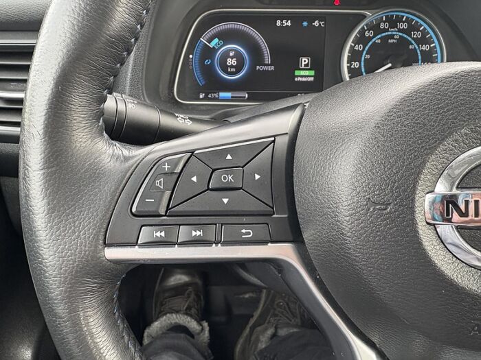 Nissan LEAF SV à hayon/CRIUSE ADAPTATIF/VOLANT CHAUFFANT/BAS M – Image 20