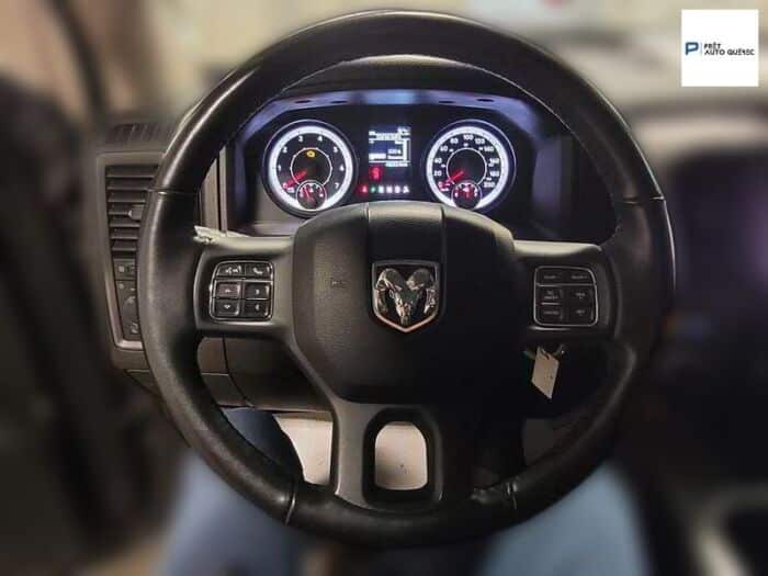 RAM 1500 Classic Express cabine d'équipe 4x4 caisse de 5 pi 7 po – Image 13