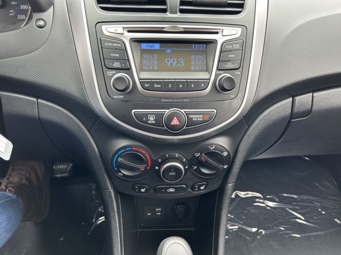 Hyundai Accent SE – Image 6