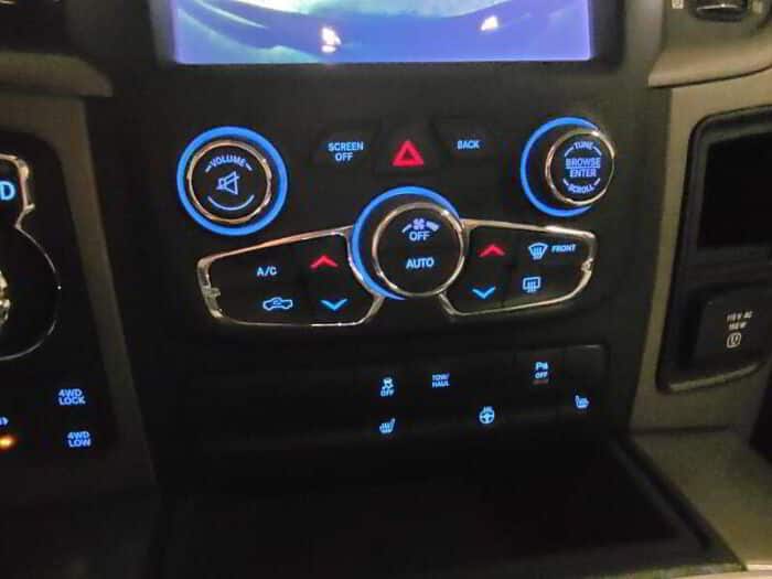 RAM 1500 Classic Express cabine d'équipe 4x4 caisse de 5 pi 7 po – Image 18