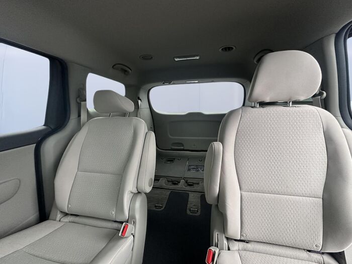 Kia Sedona L TA – Image 14