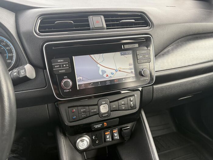 Nissan LEAF SV à hayon/CRIUSE ADAPTATIF/VOLANT CHAUFFANT/BAS M – Image 24