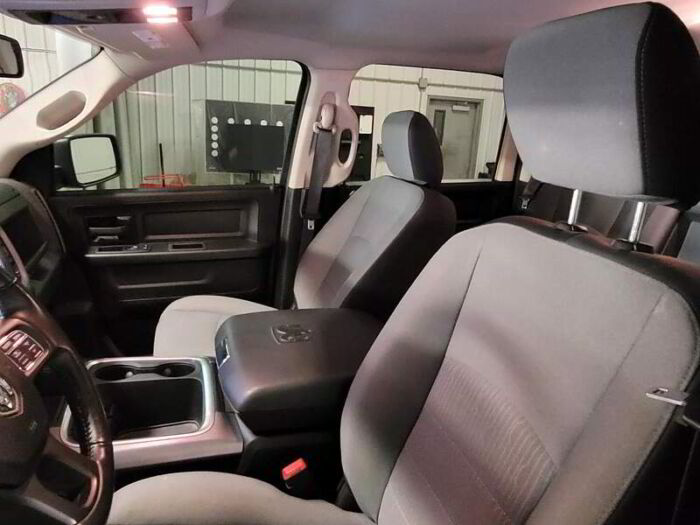 RAM 1500 Classic Express cabine d'équipe 4x4 caisse de 5 pi 7 po – Image 19