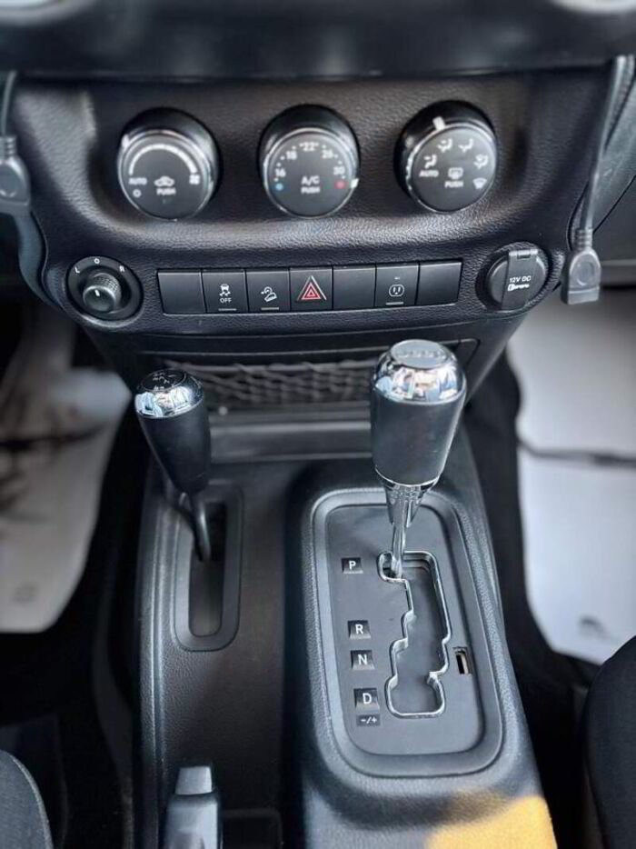 Jeep Wrangler Unlimited Modèle Sahara 4 portes traction intégrale - Image 17