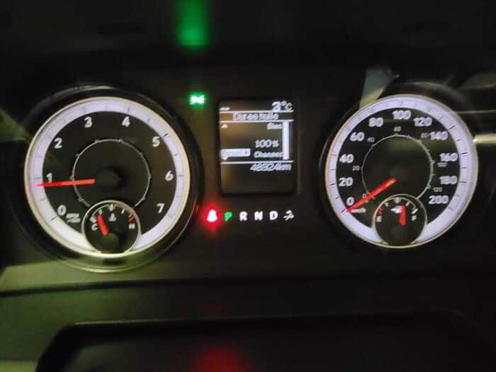 RAM 1500 Classic Express cabine d'équipe 4x4 caisse de 5 pi 7 po – Image 14