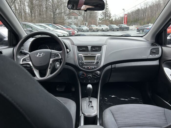 Hyundai Accent SE – Image 7