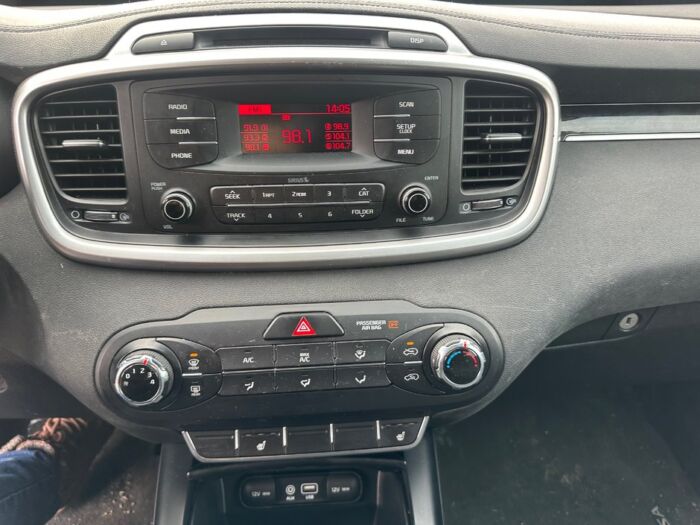 Kia Sorento LX – Image 11