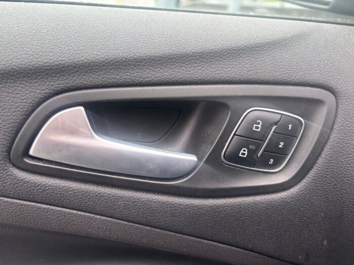 Ford Escape Titanium - Image 8