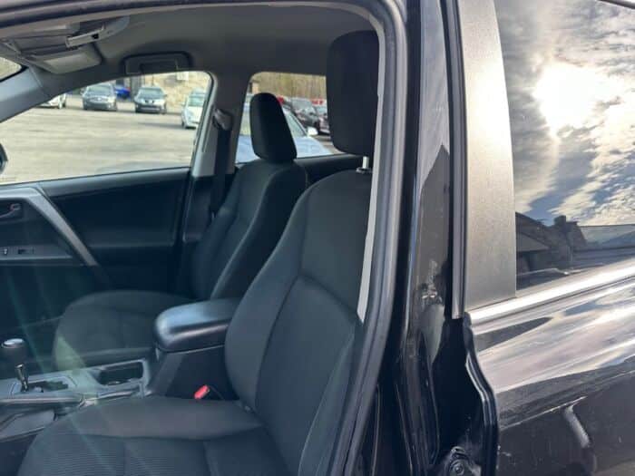 Toyota RAV4 LE – Image 8