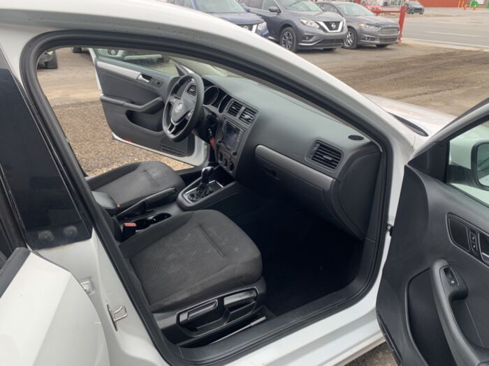 Volkswagen Jetta Trendline - Image 10
