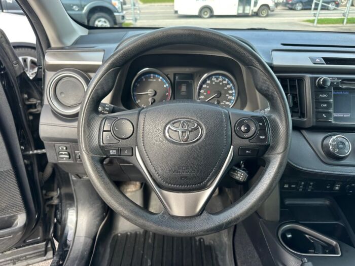 Toyota RAV4 LE – Image 10