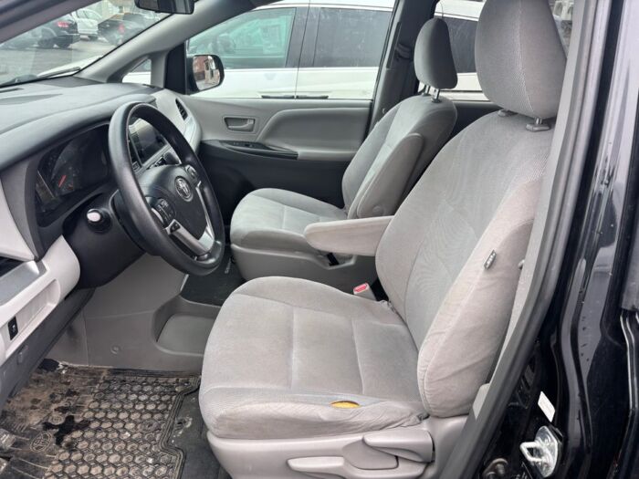 Toyota Sienna BASE - Image 9