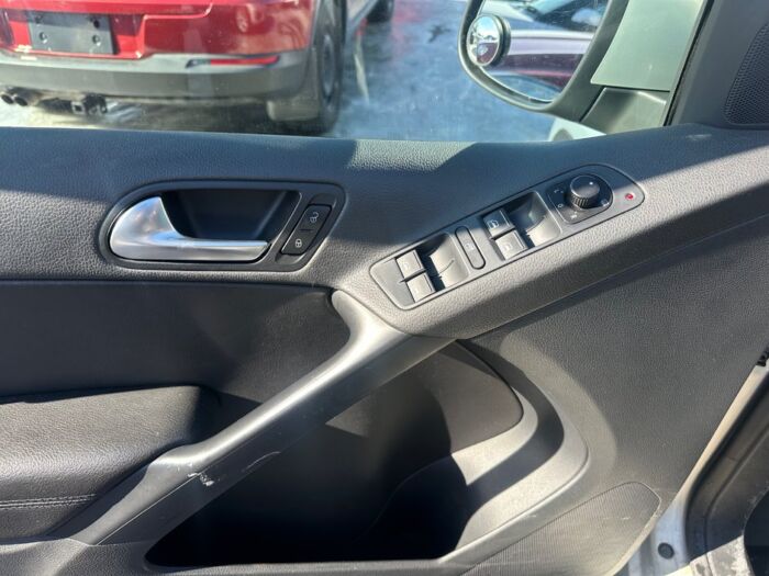Volkswagen Tiguan 2.0 TSI - Image 8