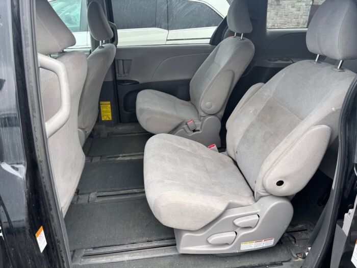 Toyota Sienna BASE - Image 5
