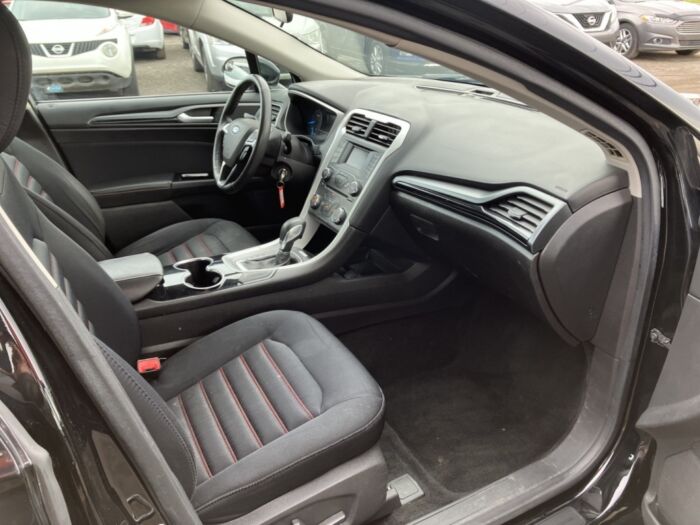 Ford Fusion SE – Image 10