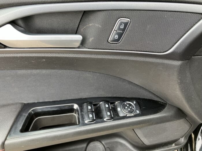Ford Fusion SE – Image 12