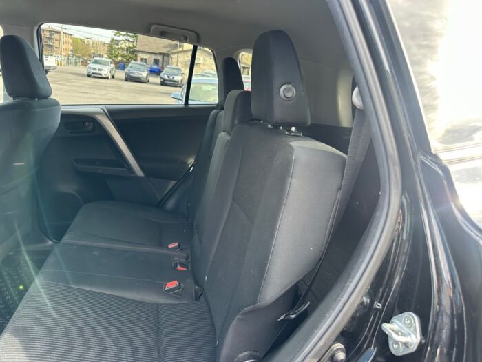 Toyota RAV4 LE – Image 7