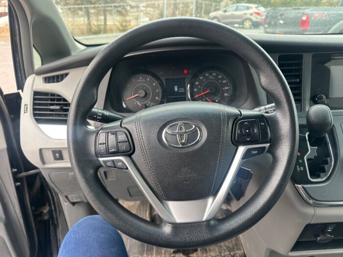 Toyota Sienna BASE - Image 10