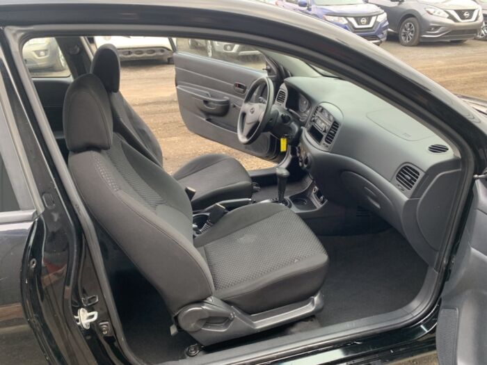 Hyundai Accent L - Image 9