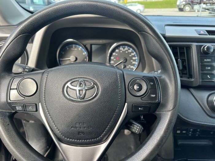 Toyota RAV4 LE – Image 11