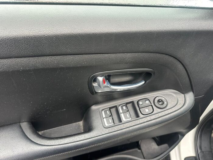 Kia Rondo LX - Image 8