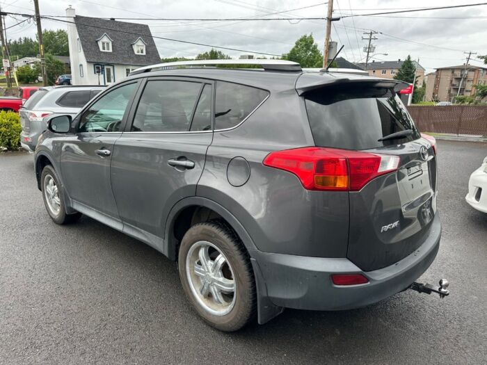 Toyota RAV4 LE – Image 4
