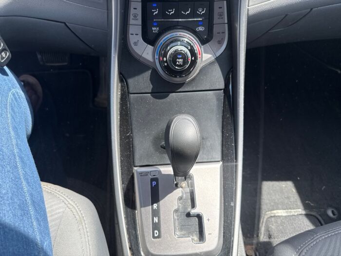 Hyundai Elantra GL – Image 13