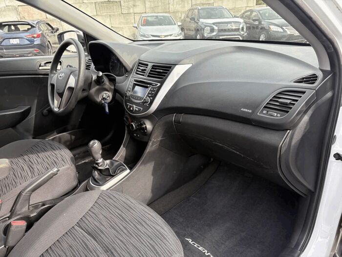 Hyundai Accent L HAYON TRÈS BAS KILOMÉTRAGE ÉCONOMIQUE – Image 19