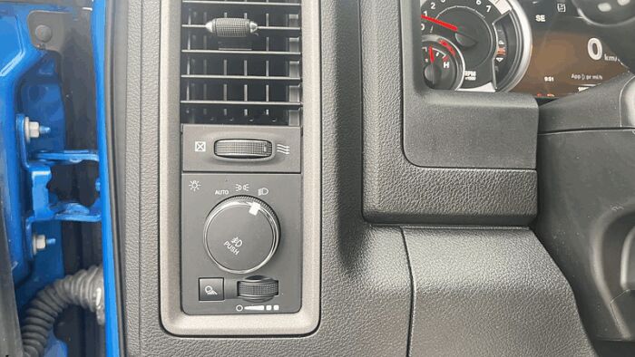 RAM 1500 Classic Express cabine d'équipe 4x4 caisse de 5 pi 7 po – Image 17